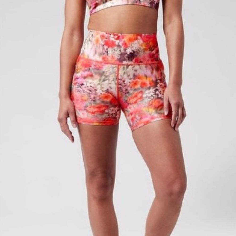 NWT Athleta Salutation Stash Pocket II 5” Short Size M pink orange gray